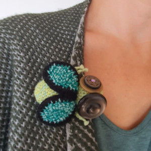 Broszka szydełkowa mucha 076