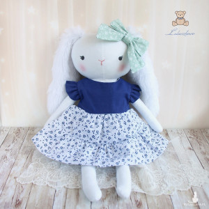 Króliczek Nela przytulanka w sukieneczce granatowo-białej w kwiatuszki