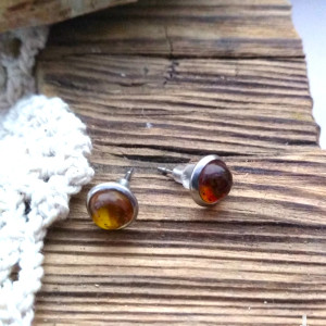 Kolczyki wkrętki - naturalny bursztyn zatopiony w żywicy - stal chirurgiczna