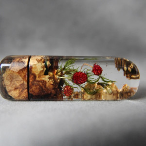 Pendrive z poziomkami