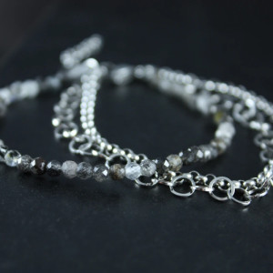 Bransoletka z szarych kamieni