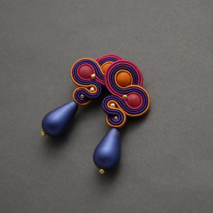 kolorowe kolczyki lub klipsy sutasz