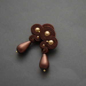 brązowe kolczyki lub klipsy sutasz