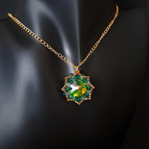 Zielono-Złoty Naszyjnik z Kryształkami i Kamieniami