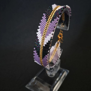 Elegancka Fioletowa Bransoletka z Koralików Układających się w Kształt Jodełki