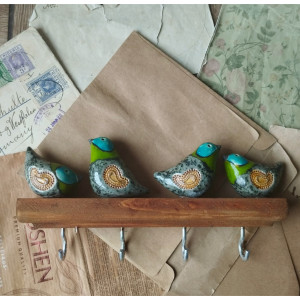 Wieszak z szarymi nakrapianymi ptaszkami