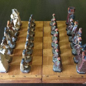 "Zbójnicy i górale" rzeźbione szachy zakopiańskie