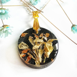 Subtelny wisiorek z polnymi kwiatami