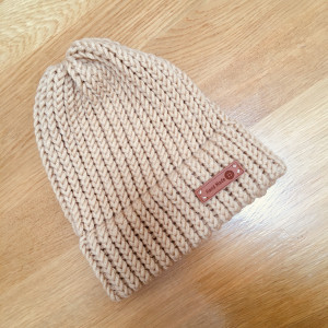 Ciepła beżowa czapka z wełną Merino