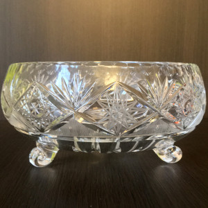 Kryształowa salaterka na trzech nóżkach