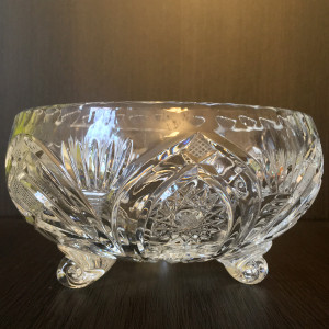 Kryształowa salaterka na trzech nóżkach