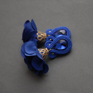 kobaltowe kolczyki lub klipsy sutasz z kwiatkami