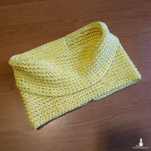 ciepły, żółty komin; rękodzieło; komin na drutach