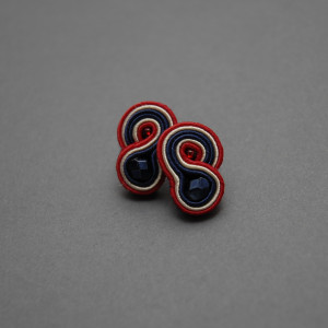 małe, granatowo-czerwone kolczyki sutasz