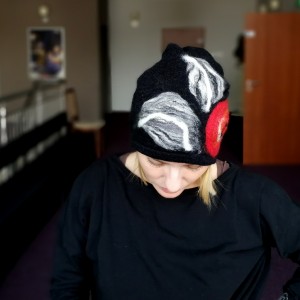 czapka wełniana damska czarna z kwiatem