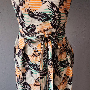 Fartuch, fartuszek sukienkowy, wyglądający jak sukienka we wzorze w tropikalne liście palmy i paski