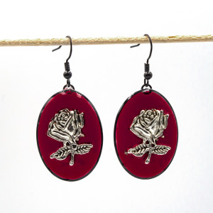 Kolczyki gotyckie z żywicy czerwone z różą 013
