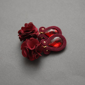 bordowe kolczyki lub klipsy sutasz z kwiatkami