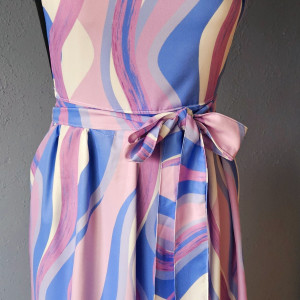 Fartuch, fartuszek sukienkowy, wyglądający jak sukienka we wzorze w fale abstrakcyjne jak malowane