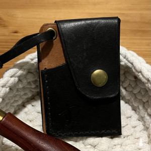 Mały portfel skórzany czarno brązowy ręcznie uszyty na karty.