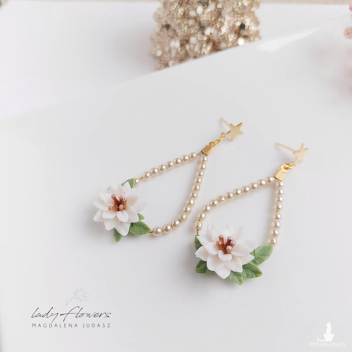 Kolczyki z białymi poisencjami