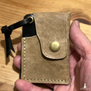 Mały portfel skórzany beżowy ręcznie uszyty na karty.