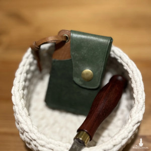 Mały portfel skórzany zielono-brązowy ręcznie uszyty na karty