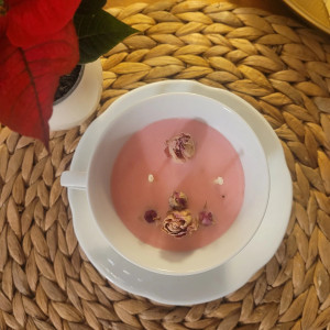 Świeca sojowa  z różyczkami w filiżance