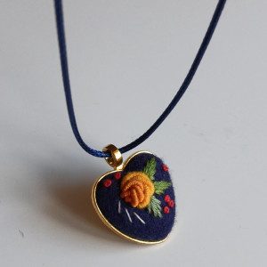 Ręcznie haftowany wisior "Yvette"