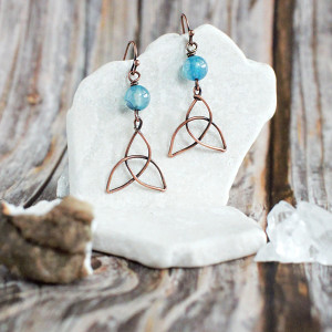 Kolczyki triquetra celtyckie antyczna miedź agat trawiony niebieski