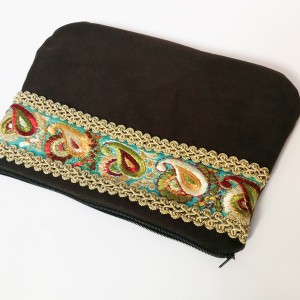 brązowa ludowa kosmetyczka z koronką