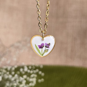 Złota zawieszka złoty wisiorek kwiat naszyjnik żywica z żywicy suszone kwiaty dziewczęcy kobiecy  serce serduszko smagliczka fioletowe