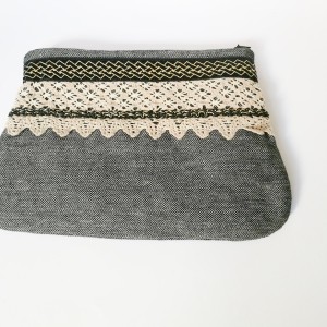 szara ludowa kosmetyczka z koronką