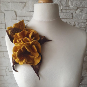 Duża broszka w jesiennych kolorach