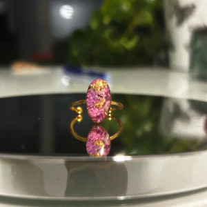 Pierścionek z różowymi gipsówkami