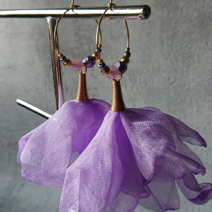 LILIOWE KOLCZYKI Z SZYFONOWYMI KWIATKAMI