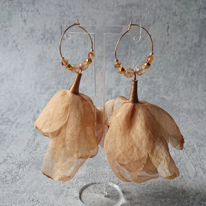 BEŻOWE KOLCZYKI Z SZYFONOWYMI KWIATKAMI