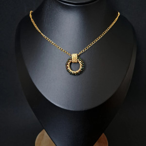 Delikatny Złoty Naszyjnik z Zieloną, Opalizującą Zawieszką w Kształcie Koła