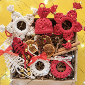 Box świąteczny, świąteczne dekoracje, ozdoby bożonarodzeniowe, zawieszki na choinkę