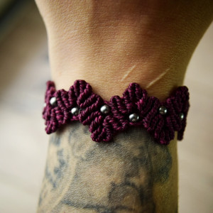 Bransoletka mikro makrama. Bordo. Śliwka.