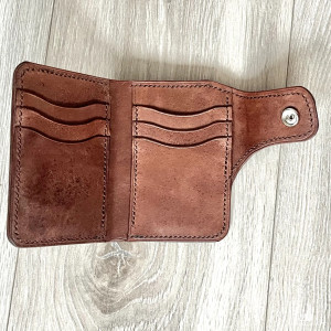 Brązowy skórzany portfel ręcznie uszyty na karty.