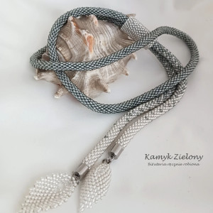 Szaro-biały naszyjnik z opaską - wykończenia ze stali chirurgicznej