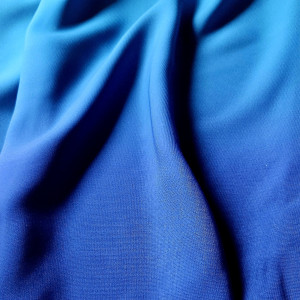 Apaszka szyfynowa ombre w niebieska