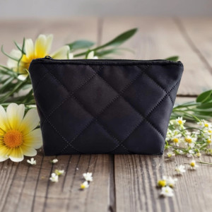 Pikowana czarna kosmetyczka wodoodporna unisex KW013U