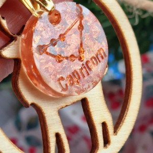 Naszyjnik z ręcznie robionym wisiorkiem z żywicy