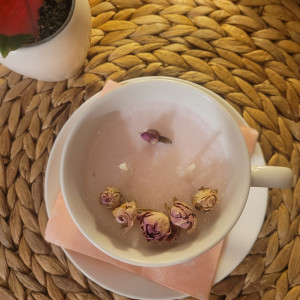 Świeca sojowa  z różyczkami w filiżance