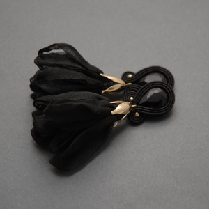 czarne kolczyki lub klipsy sutasz z kwiatkami