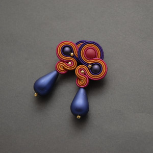 kolorowe kolczyki lub klipsy sutasz