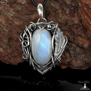 Wisiorek srebrny z kamieniem księżycowym i piórkiem