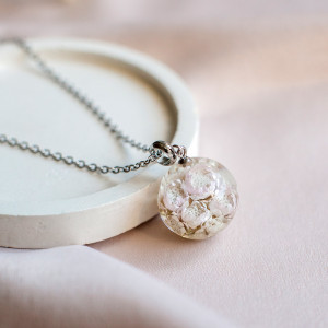 Wisiorek z kwiatami antenarii